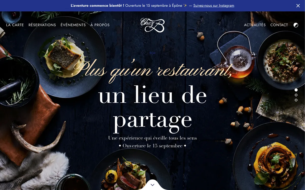 Page d'accueil du site de Chez B : plats photographiés du dessus sur une table en bois sombre, slogan « Plus qu'un restaurant, un lieu de partage » écrit en calligraphie sable puis en grandes lettres blanches