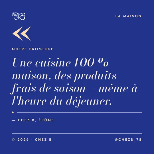 Post de Chez B « Notre promesse » : citation « Une cuisine 100 % maison, des produits frais de saison – même à l'heure du déjeuner » en grand italique blanc sur fond bleu nuit, petites étiquettes en capitales espacées, guillemets et filets sable